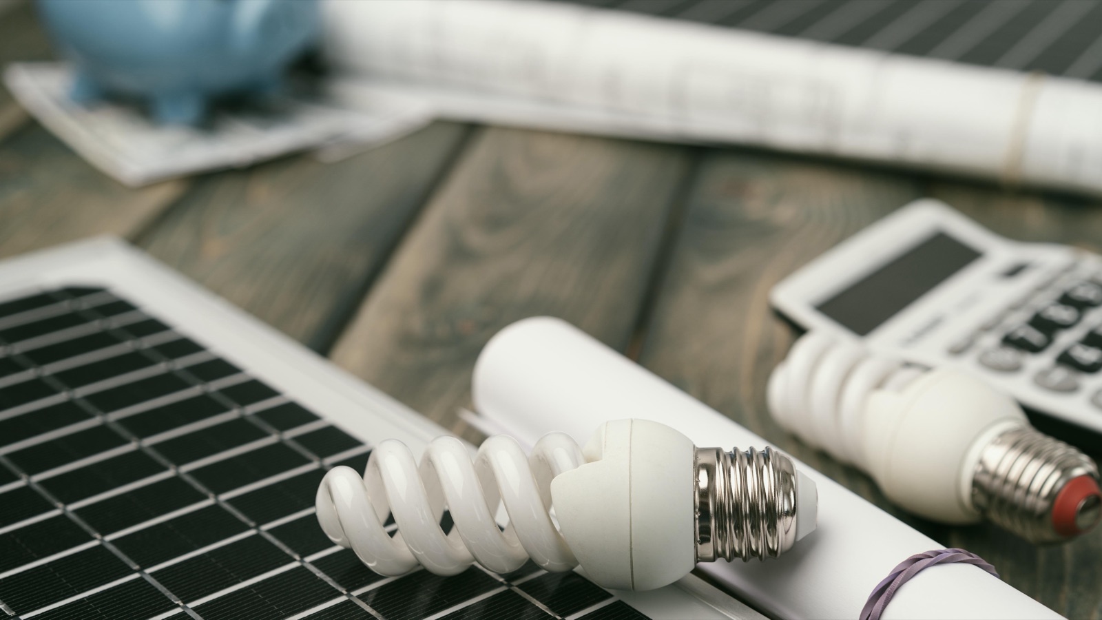 Éléments d'un projet d'économies d'énergie disposés sur un bureau